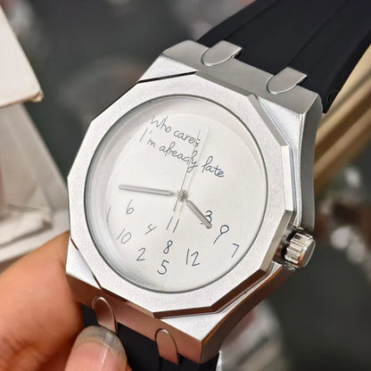 Reloj de lujo para hombre con caja octogonal y correa de silicona, resistente al agua, con una esfera en la que figura el eslogan humorístico «Who Cares I'm Already Late» (Y qué, ya llego tarde).