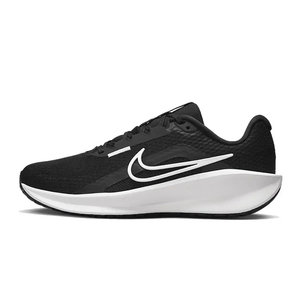 Nike DOWNSHIFTER 13 – Bequeme, atmungsaktive Low-Top-Freizeit- und City-Laufschuhe für Damen, schwarz/weiß, FD6476-001