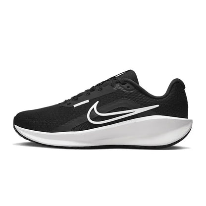 Nike DOWNSHIFTER 13 – Bequeme, atmungsaktive Low-Top-Freizeit- und City-Laufschuhe für Damen, schwarz/weiß, FD6476-001