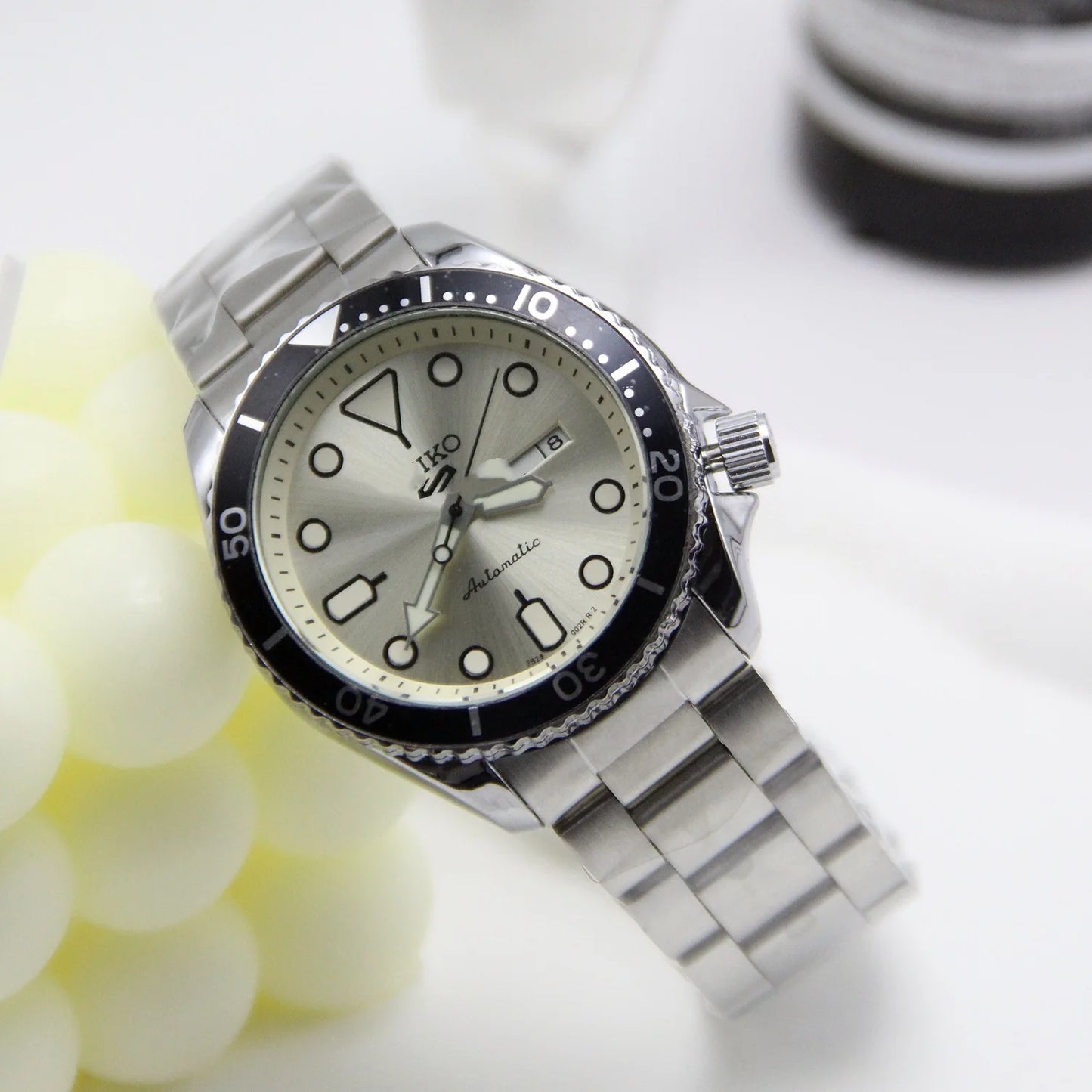Classic Sport Automatic Diver Watch with Date Window Stainless Steel Band Sporty Diver Style Automatic Men Watch Two-Tone Bezel Stainless Steel Band Day Date Display Men's Automatic Diver Watch