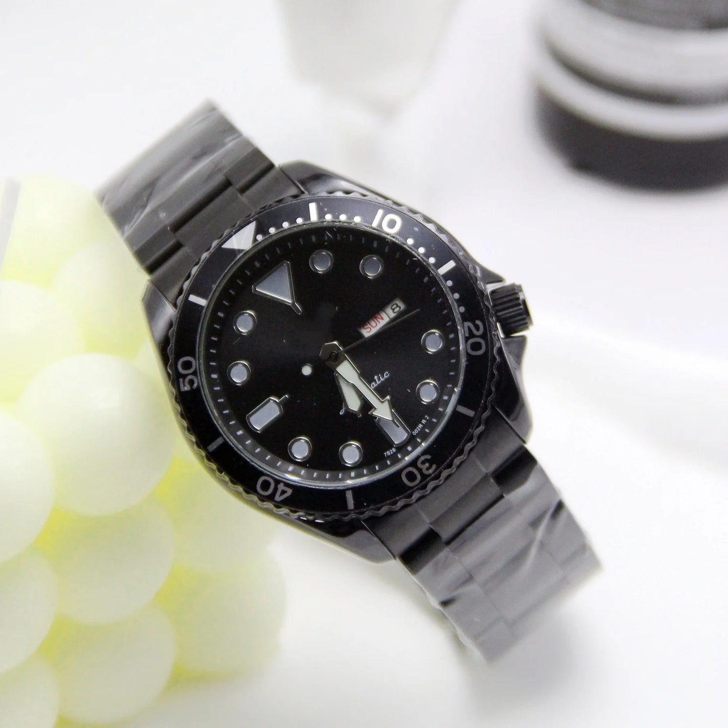 Classic Sport Automatic Diver Watch with Date Window Stainless Steel Band Sporty Diver Style Automatic Men Watch Two-Tone Bezel Stainless Steel Band Day Date Display Men's Automatic Diver Watch