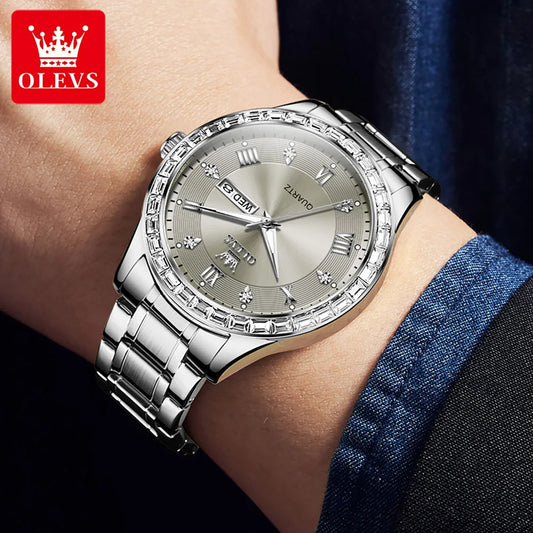 Relógio de quartzo para homem OLEVS 9906, modelo quadrado adornado com diamantes, bracelete em aço inoxidável, estanque, com calendário duplo; um relógio de pulso de luxo, original, ideal para o ambiente profissional.