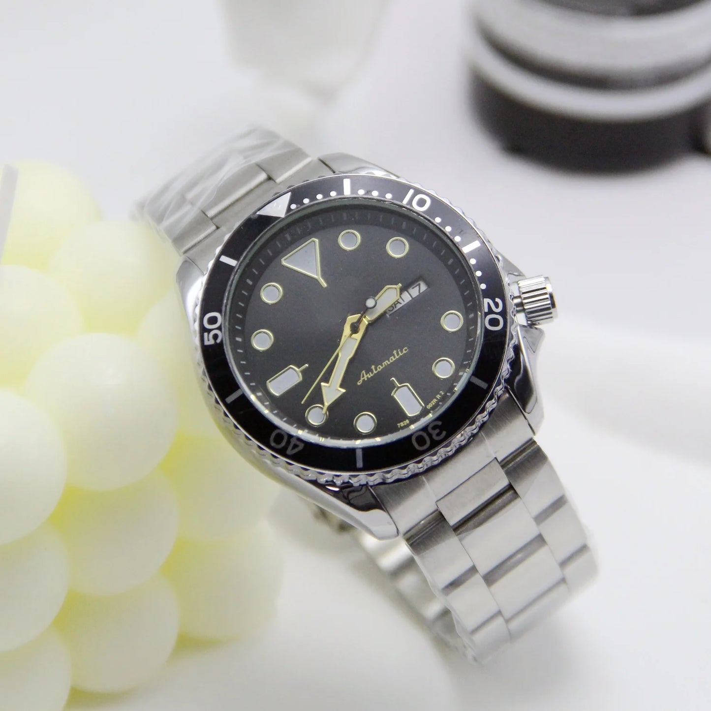 Classic Sport Automatic Diver Watch with Date Window Stainless Steel Band Sporty Diver Style Automatic Men Watch Two-Tone Bezel Stainless Steel Band Day Date Display Men's Automatic Diver Watch