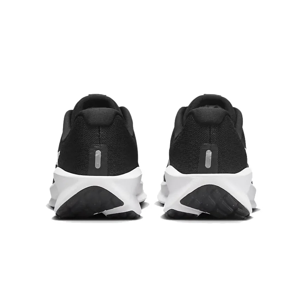 Nike DOWNSHIFTER 13 – Bequeme, atmungsaktive Low-Top-Freizeit- und City-Laufschuhe für Damen, schwarz/weiß, FD6476-001