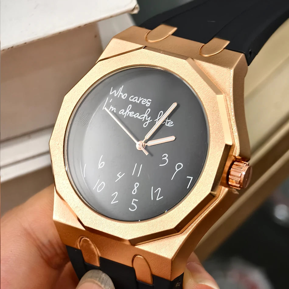 Reloj de lujo para hombre con caja octogonal y correa de silicona, resistente al agua, con una esfera en la que figura el eslogan humorístico «Who Cares I'm Already Late» (Y qué, ya llego tarde).