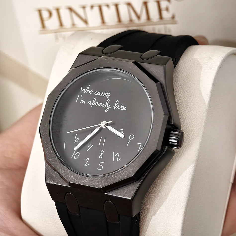 Reloj de lujo para hombre con caja octogonal y correa de silicona, resistente al agua, con una esfera en la que figura el eslogan humorístico «Who Cares I'm Already Late» (Y qué, ya llego tarde).