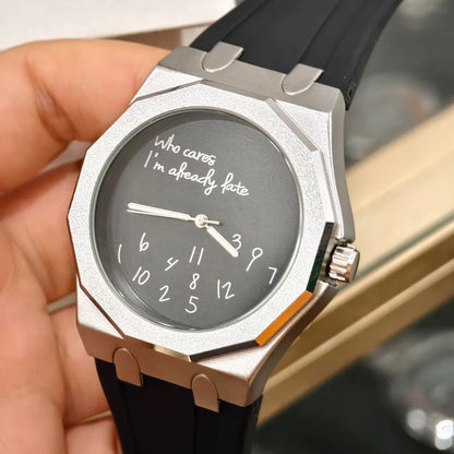 Reloj de lujo para hombre con caja octogonal y correa de silicona, resistente al agua, con una esfera en la que figura el eslogan humorístico «Who Cares I'm Already Late» (Y qué, ya llego tarde).