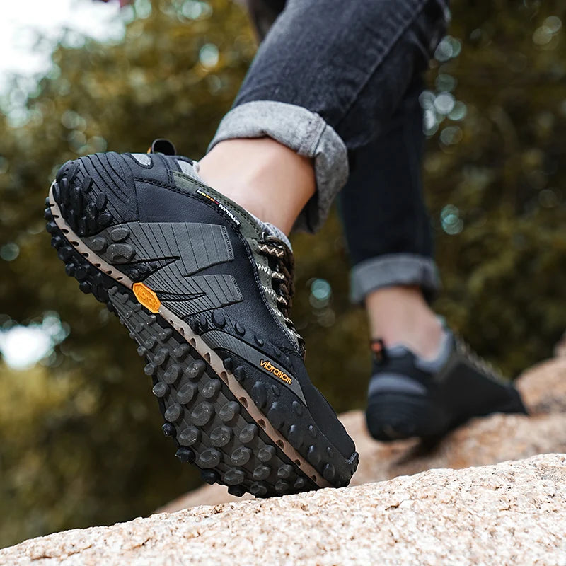 Mountaineering Shoes Men's Genuine Leather Outdoor Sports Anti-Slip Mountaineering Hiking Shoes Breathable Tourism Shoes