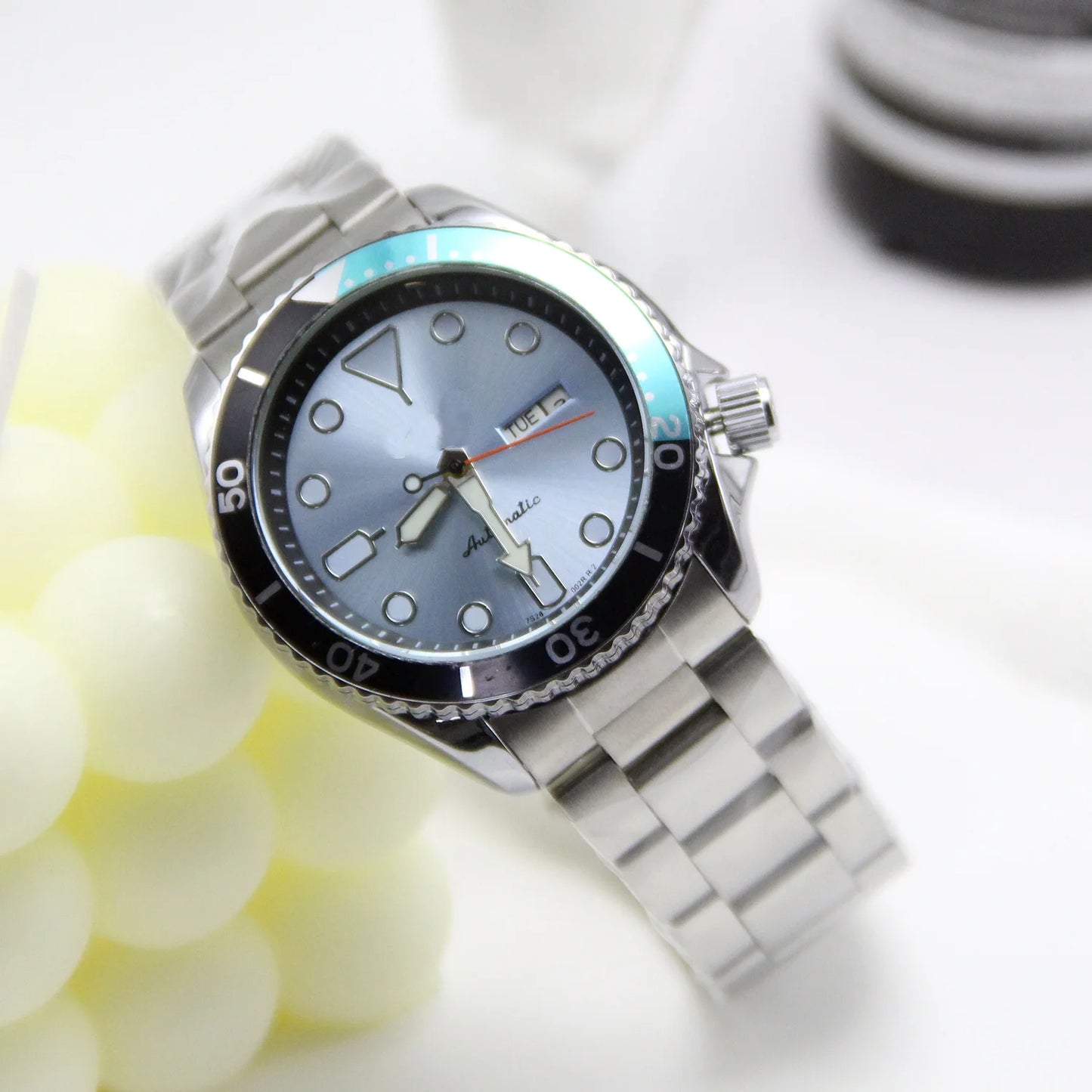 Classic Sport Automatic Diver Watch with Date Window Stainless Steel Band Sporty Diver Style Automatic Men Watch Two-Tone Bezel Stainless Steel Band Day Date Display Men's Automatic Diver Watch