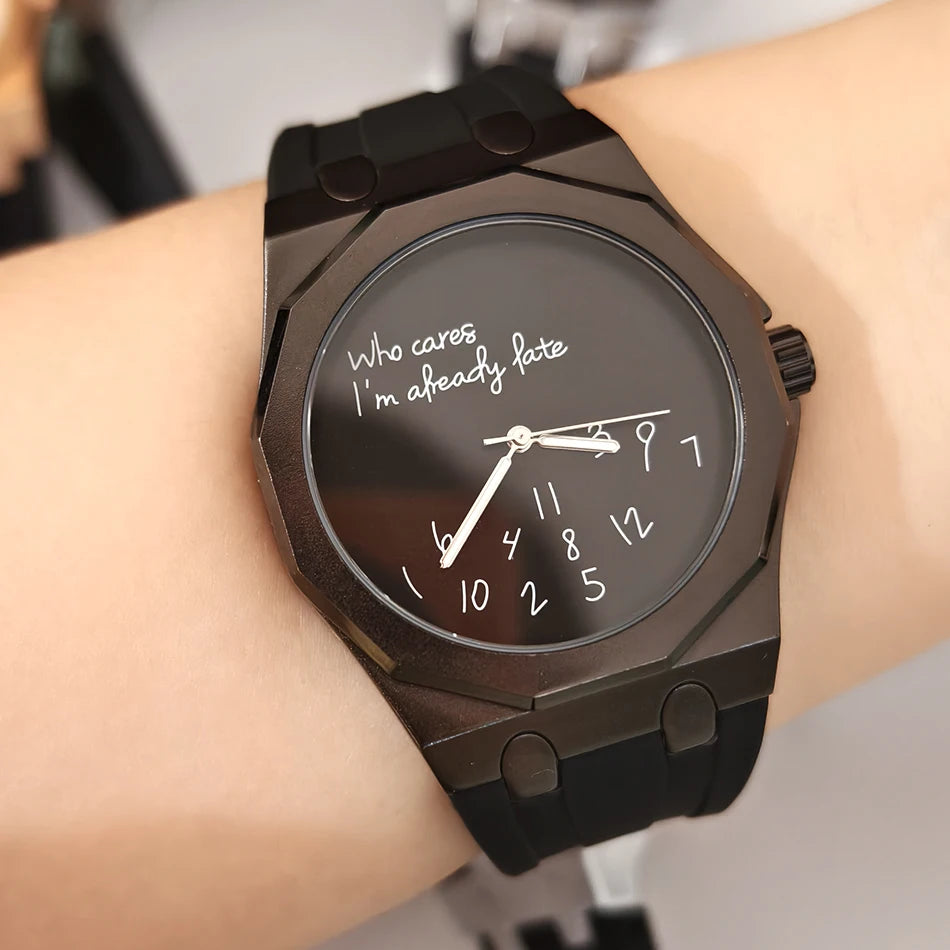 Reloj de lujo para hombre con caja octogonal y correa de silicona, resistente al agua, con una esfera en la que figura el eslogan humorístico «Who Cares I'm Already Late» (Y qué, ya llego tarde).